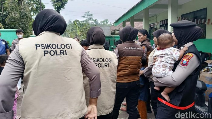 Polres Lumajang Lakukan Trauma Healing bagi Anak-Anak Pengungsi Erupsi gunung Semeru