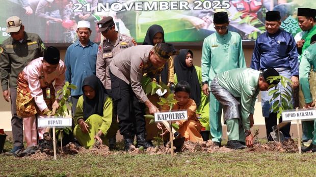 Polres Siak melakukan penanaman pohon memperingati Hari Pohon Sedunia, Jumat (21/11/2025).
