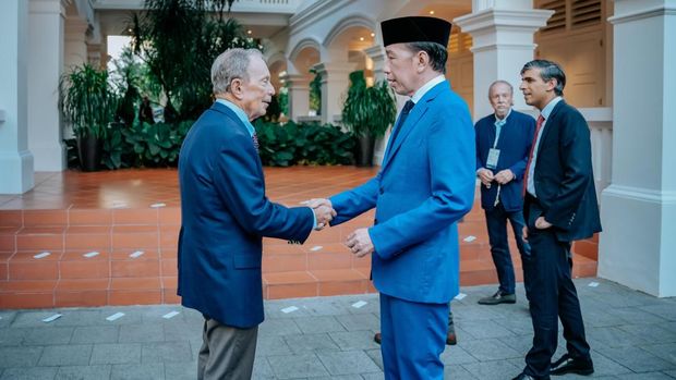 Presiden ke-7, Joko Widodo bersama Founder Bloomberg saat gala dinner.