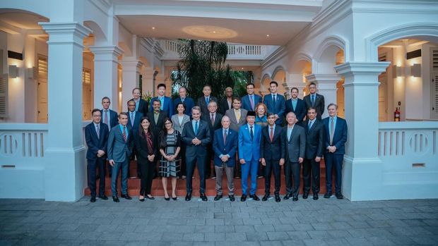 Presiden ke-7, Joko Widodo bersama Founder Bloomberg saat gala dinner.