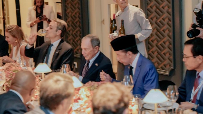 Presiden ke-7, Joko Widodo bersama Founder Bloomberg saat gala dinner.