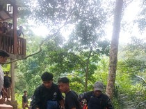 Nonton Evakuasi Jenazah di Air Terjun Kebo Iwa, Pria Jatuh dari Tebing