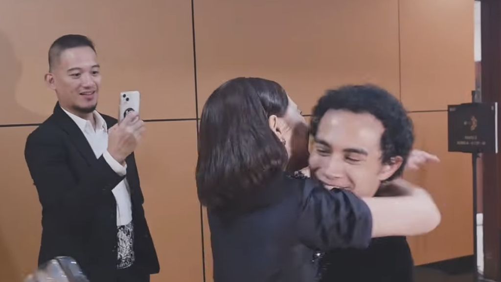 Pelukan Cinta Prilly Latuconsina untuk Omara yang Menang Piala Citra Pertama