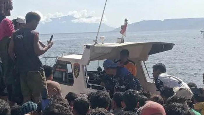 Proses evakuasi jasad pria yang ditemukan terapung di laut Desa Sai, Kecamatan Soromandi, Kabupaten Bima, NTB, Jumat (21/11/2025). (Istimewa)