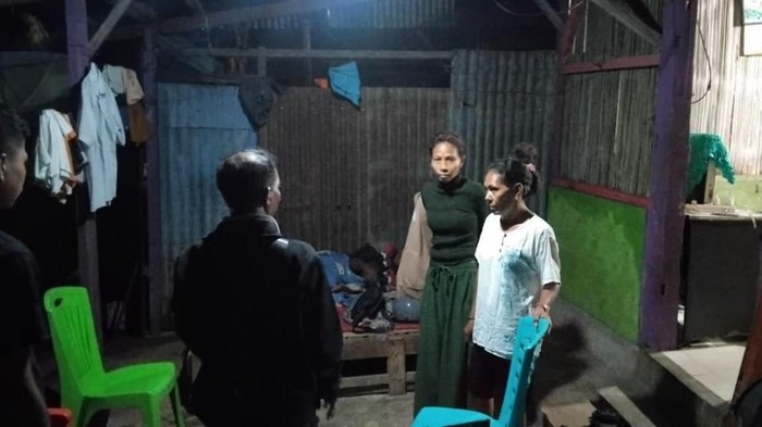 Proses pemulangan Fransiska Fahik kepada keluarganya.