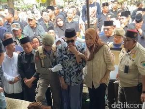 Tangis Walkot Malang Pecah Saat Antarkan Istri ke Peristirahatan Terakhir