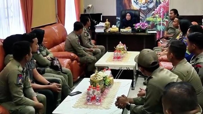 Puluhan anggota Satpol PP Langkat mengadu ke Ketua DPRD Langkat soal penurunan gaji setelah diangkat menjadi PPPK paruh waktu. (dok. Tangkapan layar Instagram DPRD Langkat)