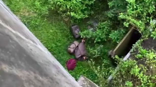 Puluhan ribu butir ekstasi ditemukan di bawah jembatan, tak jauh dari lokasi mobil mengalami kecelakaan di Tol Sumatra jalur B Terbanggi-Bakauheni Km 136. (dok IG @korem_043_garuda_hitam) Puluhan ribu butir ekstasi ditemukan di bawah jembatan, tak jauh dari lokasi mobil mengalami kecelakaan di Tol Sumatra jalur B Terbanggi-Bakauheni Km 136. (dok IG @korem_043_garuda_hitam)