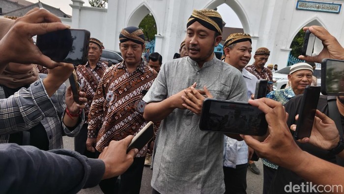 Putra tertua PB XIII, PB XIV Mangkubumi, saat ditemui di Masjid Agung Solo, Jumat (21/11/2025).