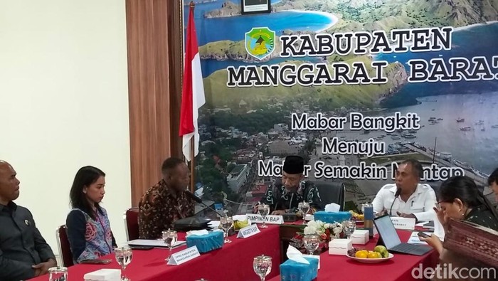 Suasana RDPU Badan Akuntabilitas Publik DPD RI membahas sengketa lahan warga transmigrasi lokal, di Labuan Bajo, Manggarai Barat, NTT, Kamis (20/11/2025) sore.