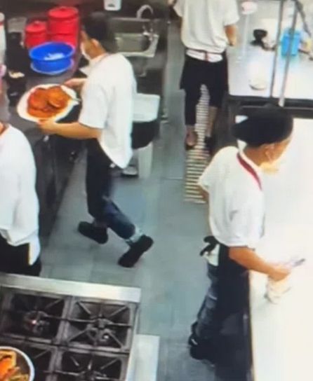 Duh! Restoran Ini Diprotes Gegara Chef Potong Kepiting di Atas Lap