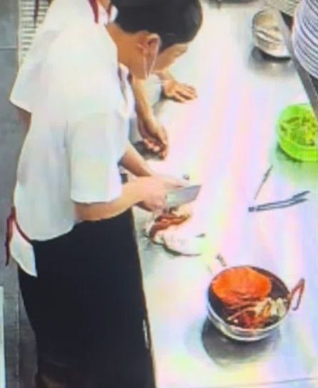 Duh! Restoran Ini Diprotes Gegara Chef Potong Kepiting di Atas Lap