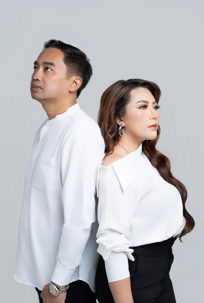 Denny Chasmala kembali merilis lagu 22 Tahun untuk Reydi dan Merie, menggambarkan perjalanan cinta mereka selama dua dekade.