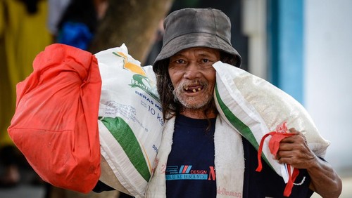 Petugas mendata warga penerima manfaat saat penyaluran bantuan pangan di kantor Kelurahan Cimone Jaya, Karawaci, Kota Tangerang, Banten, Jumat (21/11/2025). Pemerintah Kota Tangerang menyalurkan bantuan pangan dari Badan Pangan Nasional berupa 1.398.040 kilogram beras dan 279.608 liter minyak goreng untuk 69.902 penerima manfaat di 13 kecamatan wilayah Kota Tangerang. ANTARA FOTO/Putra M. Akbar
