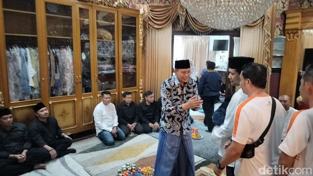 Rumah duka Wali Kota Malang dipenuhi pelayat usai istri meninggal Rumah duka Wali Kota Malang dipenuhi pelayat usai istri meninggal