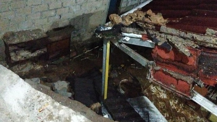 Rumah rusak akibat longsor di Bogor