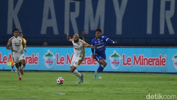 Saddil Ramdani di laga Persib Bandung Vs Dewa United di Stadion GBLA, Kota Bandung, Jumat (21/11/2025).