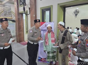 Satlantas Polres Pasuruan Kota Sosialisasi Lalin pada Jemaah Salat Subuh