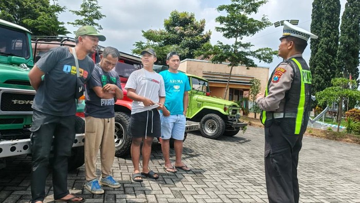 Satlantas Polres Malang sosialisasikan keselamatan berlalu lintas untuk komunitas jip wisata Bromo