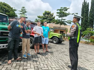 Satlantas Polres Malang Gandeng Komunitas Jip Sosialisasi Tertib Lalin