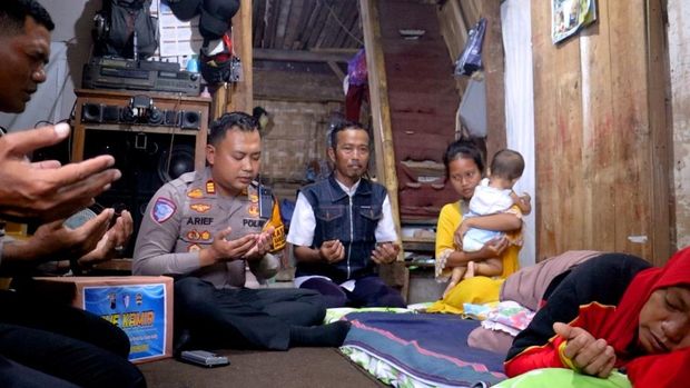SatlantasPolres Pemalang memberikan bantuan kursi roda kepada seorang ibu rumah tangga yang menjadi korban kecelakaan lalu lintas.