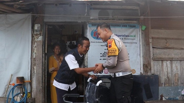 SatlantasPolres Pemalang memberikan bantuan kursi roda kepada seorang ibu rumah tangga yang menjadi korban kecelakaan lalu lintas.