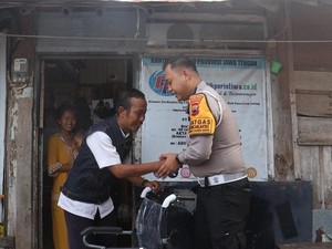 Satlantas Polres Pemalang Jenguk-Beri Kursi Roda ke Korban Kecelakaan