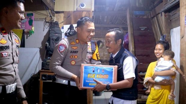 SatlantasPolres Pemalang memberikan bantuan kursi roda kepada seorang ibu rumah tangga yang menjadi korban kecelakaan lalu lintas.
