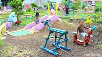 Anak-anak bermain di fasilitas yang dibuat dari limbah bekas seperti ban dan bambu. Kreativitas pemanfaatan barang daur ulang menjadi daya tarik utama taman ini.