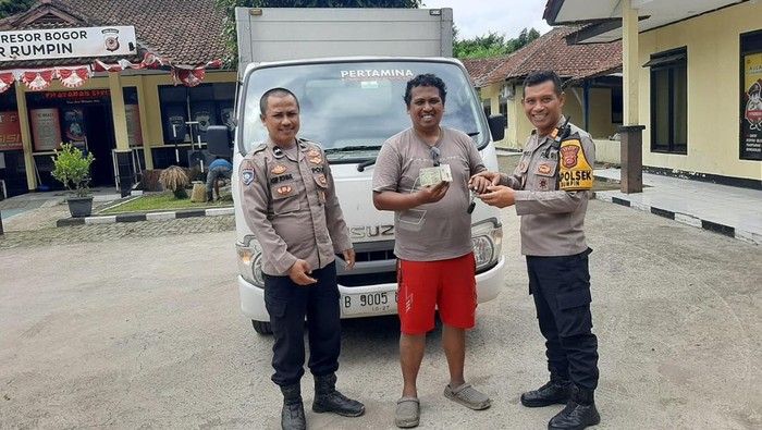 Sebuah mobil boks ditemukan berada di Desa Rabak, Kecamatan Rumpin, Bogor, Jawa Barat. Mobil tersebut diduga merupakan hasil curian dari Tangerang Selatan. (Dok istimewa).
