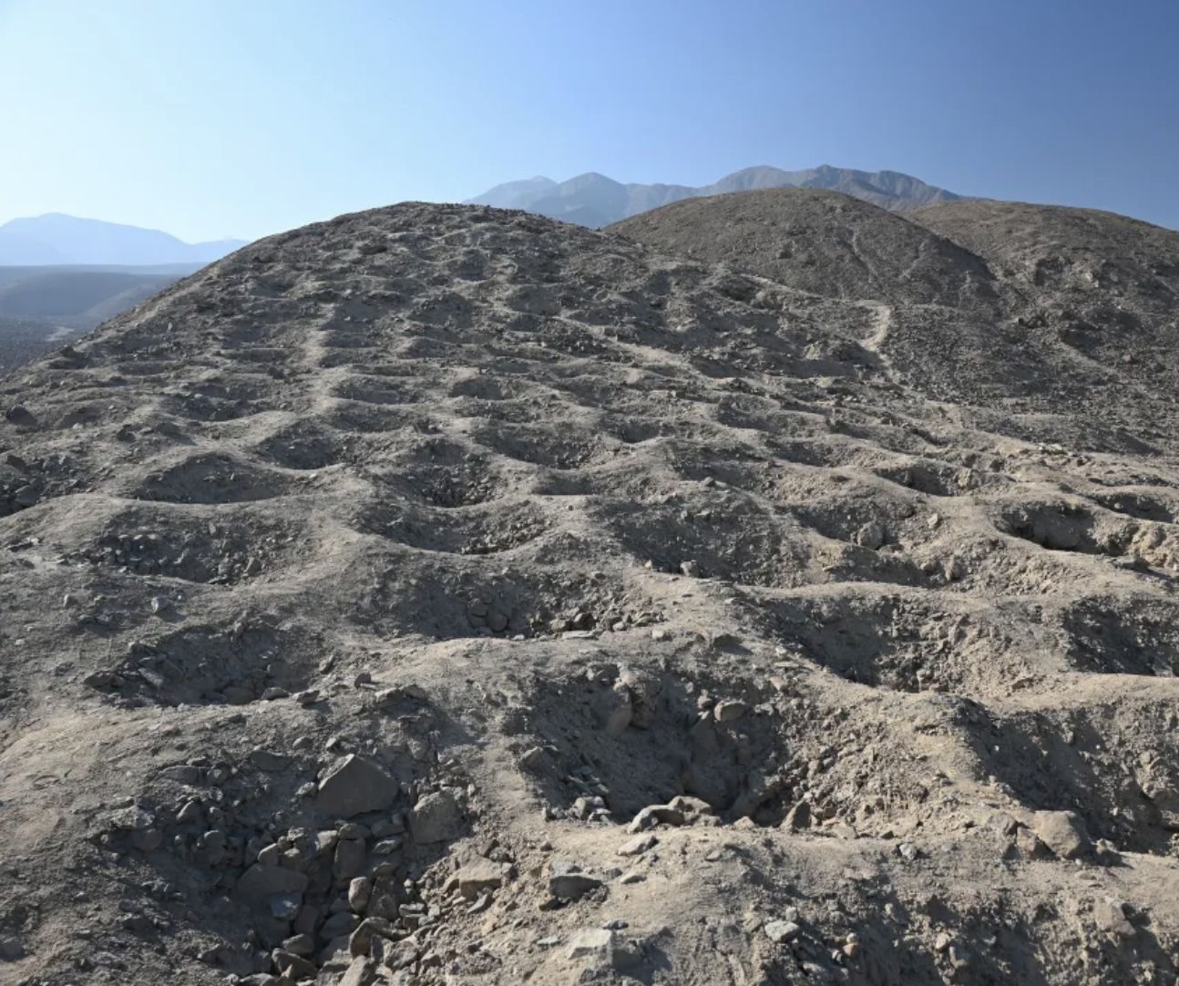 Sekitar 5.200 lubang yang membentang hampir satu mil (1,5 kilometer) melintasi Lembah Pisco di Andes Peru. (C. Stanish/CNN.com)
