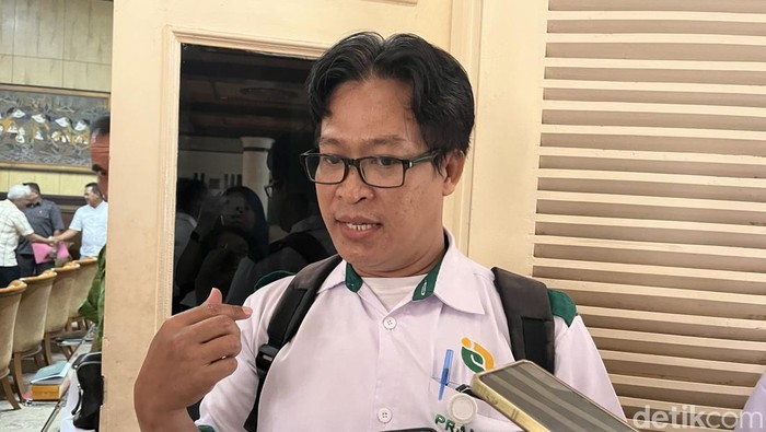 Sekjen Serikat PT JTT, Agus Triono di Kantor DPRD DIY, Kota Jogja, Jumat (21/11/2025)