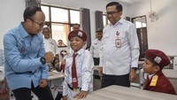 Banyak orang tua mengaku terbantu karena biaya sekolah bukan lagi menjadi hambatan utama bagi anak-anak mereka untuk belajar. Selain memberikan pendidikan formal, sekolah rakyat ini juga mengusung pendekatan inklusif yang memfasilitasi siswa dari keluarga rentan, anak putus sekolah, hingga mereka yang membutuhkan dukungan khusus untuk kembali belajar. ANTARA FOTO/Adeng Bustomi