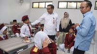 Pada Jumat (21/11/2025), suasana kelas tampak hidup ketika para siswa dengan antusias mendengarkan penjelasan dari guru mereka. Sekolah ini menjadi salah satu dari ratusan sekolah rakyat yang telah beroperasi di berbagai daerah di Indonesia. ANTARA FOTO/Adeng Bustomi