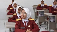 Kementerian Sosial mencatat, hingga November 2025 terdapat 166 Sekolah Rakyat yang sudah berjalan. Sekolah-sekolah ini menampung 15.945 siswa, didukung 2.407 guru serta 4.442 tenaga pendidik berstatus Pegawai Pemerintah dengan Perjanjian Kerja (PPPK). Kehadiran sekolah rakyat menjadi solusi alternatif dalam memberikan akses pendidikan gratis bagi masyarakat dari berbagai latar belakang. ANTARA FOTO/Adeng Bustomi