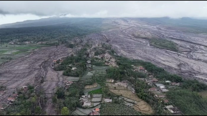 Penampakan jalur yang dilewati awan panas erupsi Gunung Semeru dari udara