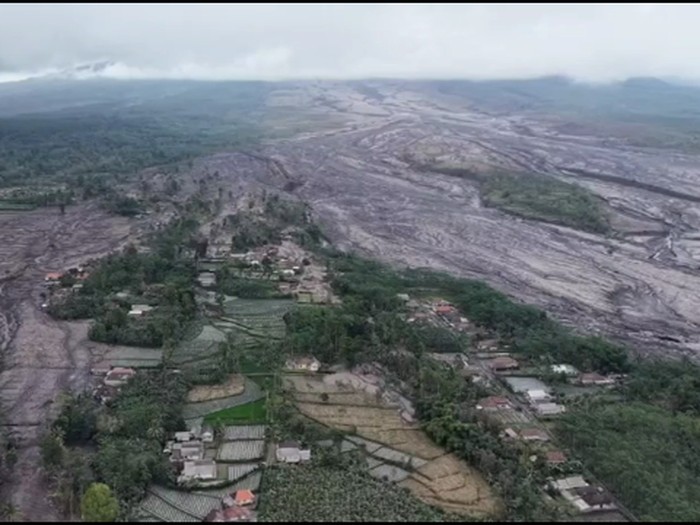 Penampakan jalur yang dilewati awan panas erupsi Gunung Semeru dari udara
