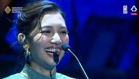 Terima kasih kepada dewan juri Festival Film Indonesia, terima kasih kepada Tuhan, keluarga saya, keempat orang tua saya, kakak-adik saya, suami saya selamanya yang ada di sana, ucap Sheila Dara dengan suara bergetar mengarah ke Vidi Aldiano. Foto: YouTube Festival Film Indonesia
