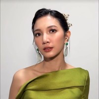 Riasan wajah Sheila Dara mengedepankan tampilan fresh sekaligus glamor. Kesannya elegan tapi tetap natural. Foto: Instagram/@hagaipakan