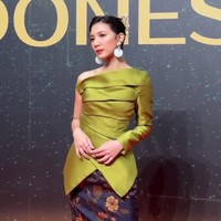 Warna hijau olive memberi nuansa segar dan modern, sekaligus kontras yang cantik dengan kain bawahan  bernuansa navy dengan motif bunga keemasan. Foto: Instagram/@hagaipakan