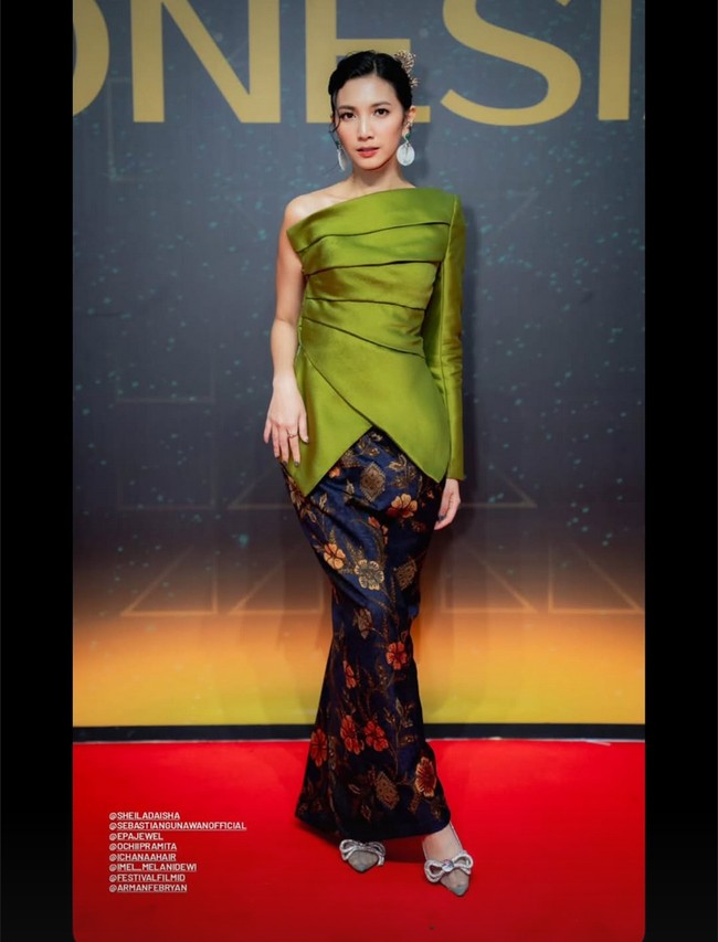 Untuk penampilan di red carpet, istri penyanyi Vidi Aldiano ini mengenakan busana rancangan desainer kenamaan Indonesia, Sebastian Gunawan. Tampilannya menggabungkan kesan elegan dan anggun. Foto: Instagram/@hagaipakan