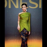 Untuk penampilan di red carpet, istri penyanyi Vidi Aldiano ini mengenakan busana rancangan desainer kenamaan Indonesia, Sebastian Gunawan. Tampilannya menggabungkan kesan elegan dan anggun. Foto: Instagram/@hagaipakan