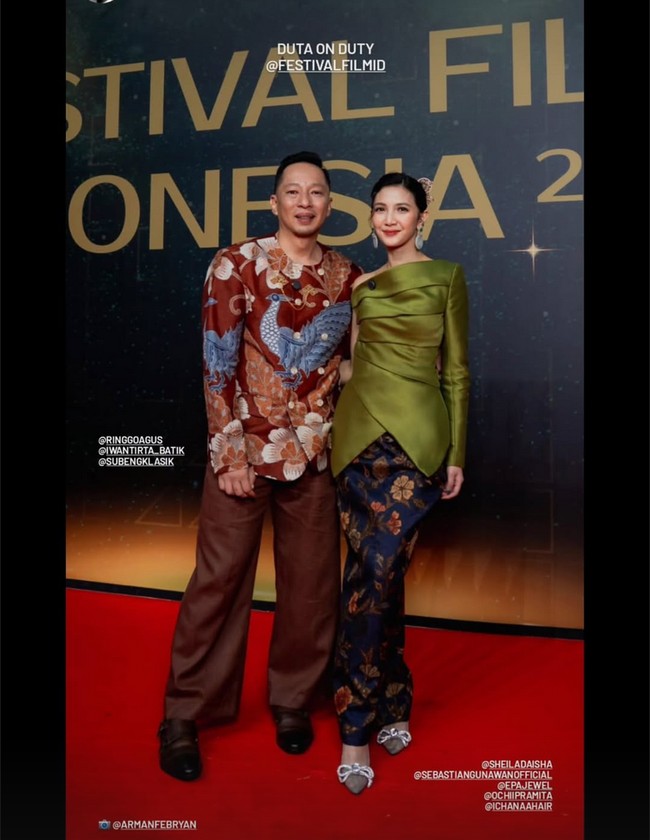 Atasan hadir dalam siluet asimetris one-shoulder dengan teknik draping terstruktur. Aksen lengan panjang dan tanpa lengan di sisi kiri-kanan memberi kesan edgy sekaligus berani. Foto: Instagram/@hagaipakan