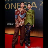 Atasan hadir dalam siluet asimetris one-shoulder dengan teknik draping terstruktur. Aksen lengan panjang dan tanpa lengan di sisi kiri-kanan memberi kesan edgy sekaligus berani. Foto: Instagram/@hagaipakan