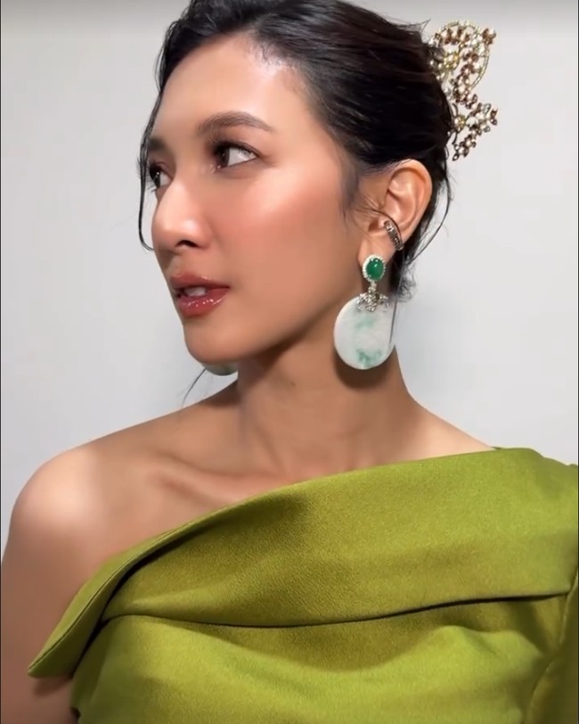 Untuk tatanan rambut, bintang film ‘Sore’ ini memilih gaya updo sleek dengan belahan samping dan sedikit helaian rambut yang membingkai wajah. Foto: Instagram/@hagaipakan