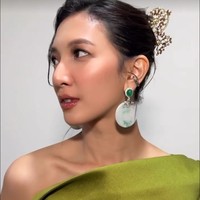 Untuk tatanan rambut, bintang film ‘Sore’ ini memilih gaya updo sleek dengan belahan samping dan sedikit helaian rambut yang membingkai wajah. Foto: Instagram/@hagaipakan