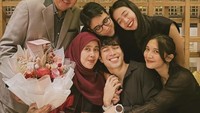Momen kumpul keluarga sering dibagikan oleh Vidi pada unggahannya di Instagram. Seperti momen merayakan ulang tahun ibunda tercinta di sebuah restoran. Foto: Instagram/@sheiladara