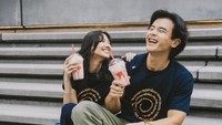 Aktingnya dalam film Sore: Istri dari Masa Depan bersama Dion Wiyoko meraih kesuksesan. Momen keduanya juga sering diunggah Sheila di akun Instagram miliknya. Foto: Instagram/@sheiladara