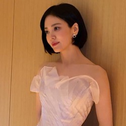 Song Hye Kyo Gedebag-gedebug dari Loksyut ke Acara Penghargaan