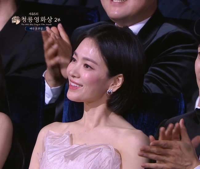 Song Hye Kyo tak henti memukau penggemar dengan pesonanya yang awet muda, seolah tak menua. Kehadirannya di acara Blue Dragon Film Awards 2025 viral menjadi sorotan. Foto: dok. theqoo